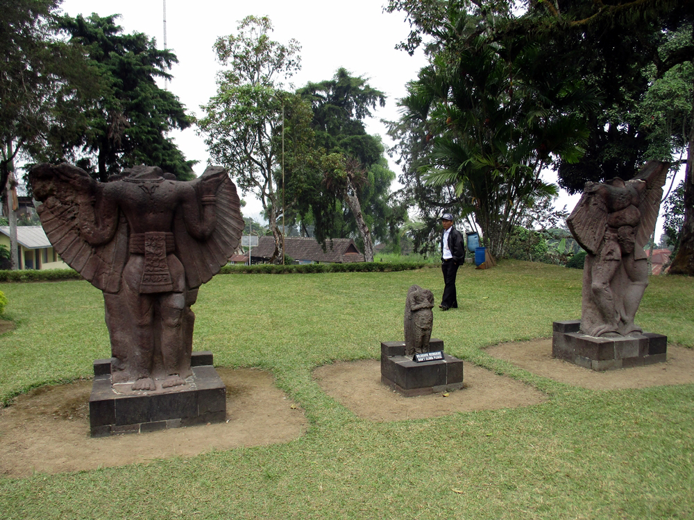 SSSTTT... ADA YANG EROTIS DI LERENG GUNUNG LAWU! MAU LIHAT?